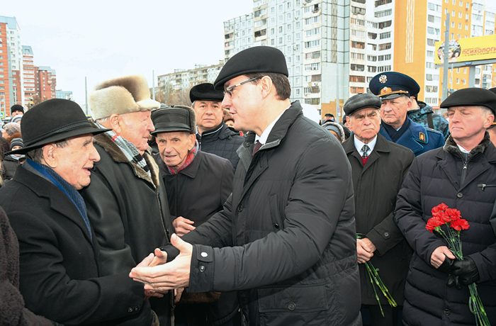 Дмитрий Азаров с жителями Самары