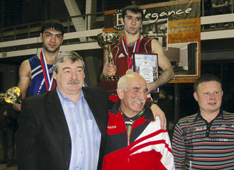 Василий Шишов с тренерами и победителями турнира