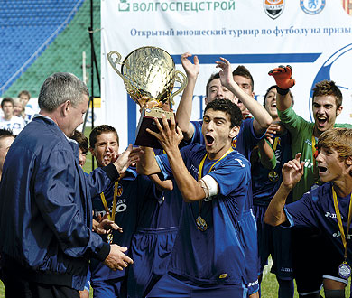 Вице-губернатор Самарской области Александр Нефедов вручает Кубок испанской «Валенсии»