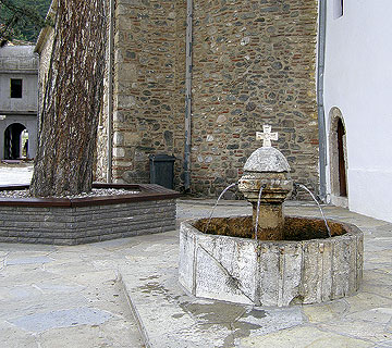 Фонтан во дворе монастыря