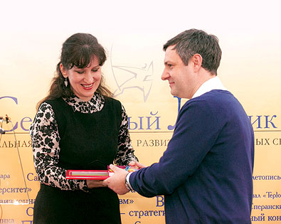Диана Леонова получает награду