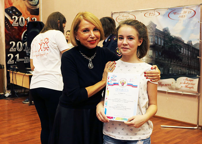 Ирина Цветкова награждает участников
