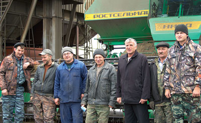 Сергей Вдовенко (третий справа) с механизаторами