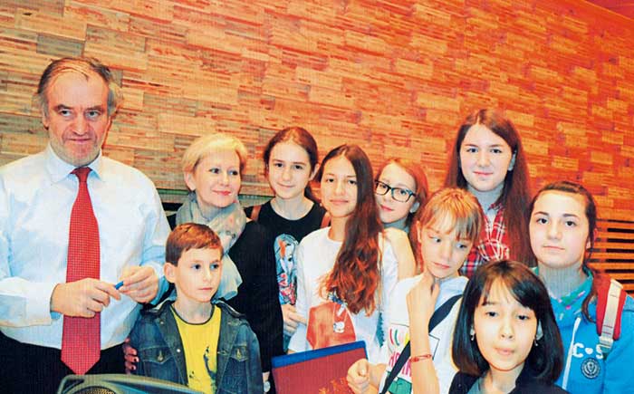 Участники детского хора с Валерием Гергиевым