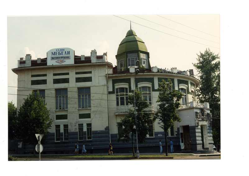 Здание бывшего Общественного собрания (ныне военно-исторический музей ПУРВО, архитектор Д. А. Вернер) пересечение улиц Шостаковича и Куйбышева