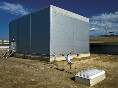 Владислав Шерман. Фото «Танец с тенью» из серии «Фантазии на крыше IKEA»