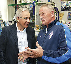 Гаджи Гаджиев, главный тренер «Крыльев Советов» с 2003 по 2006 годы, и ветеран клуба Евгений Гецко