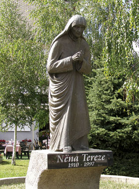 Памятник матери Терезе