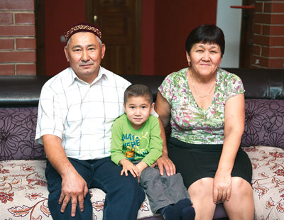 Каерлу Аэтов с женой и внуком