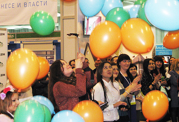 Запуск шариков на открытии выставки