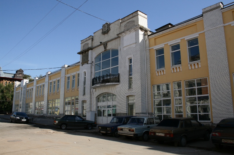 Универмаг «Юность» был построен в 1911–1914 гг. как Новотроицкий торговый корпус по проекту архитектора Д. Вернера в стиле модерн.