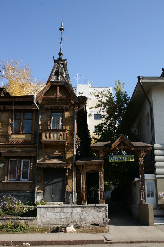 Улица Фрунзе 171 — деревянный двухэтажный дом с башенками. Архитектор Александр Александрович Щербачев. Один из лучших образцов деревянного самарского зодчества.
