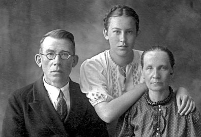 Елена Сергеевна Скобликова с родителями. 21 июня 1941 года